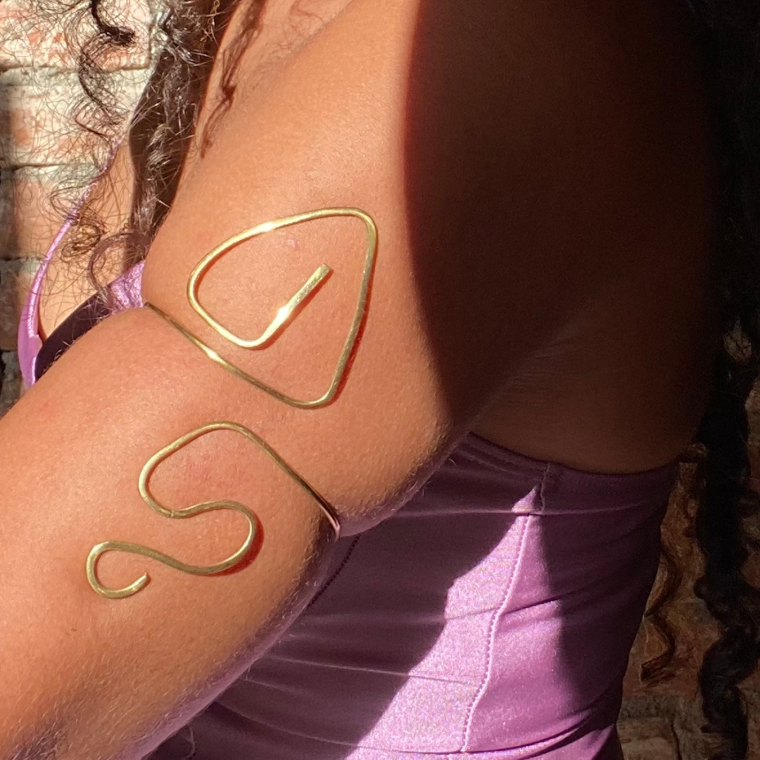 Arm cuff abstracto, armcuff artesanal, brass amarillo