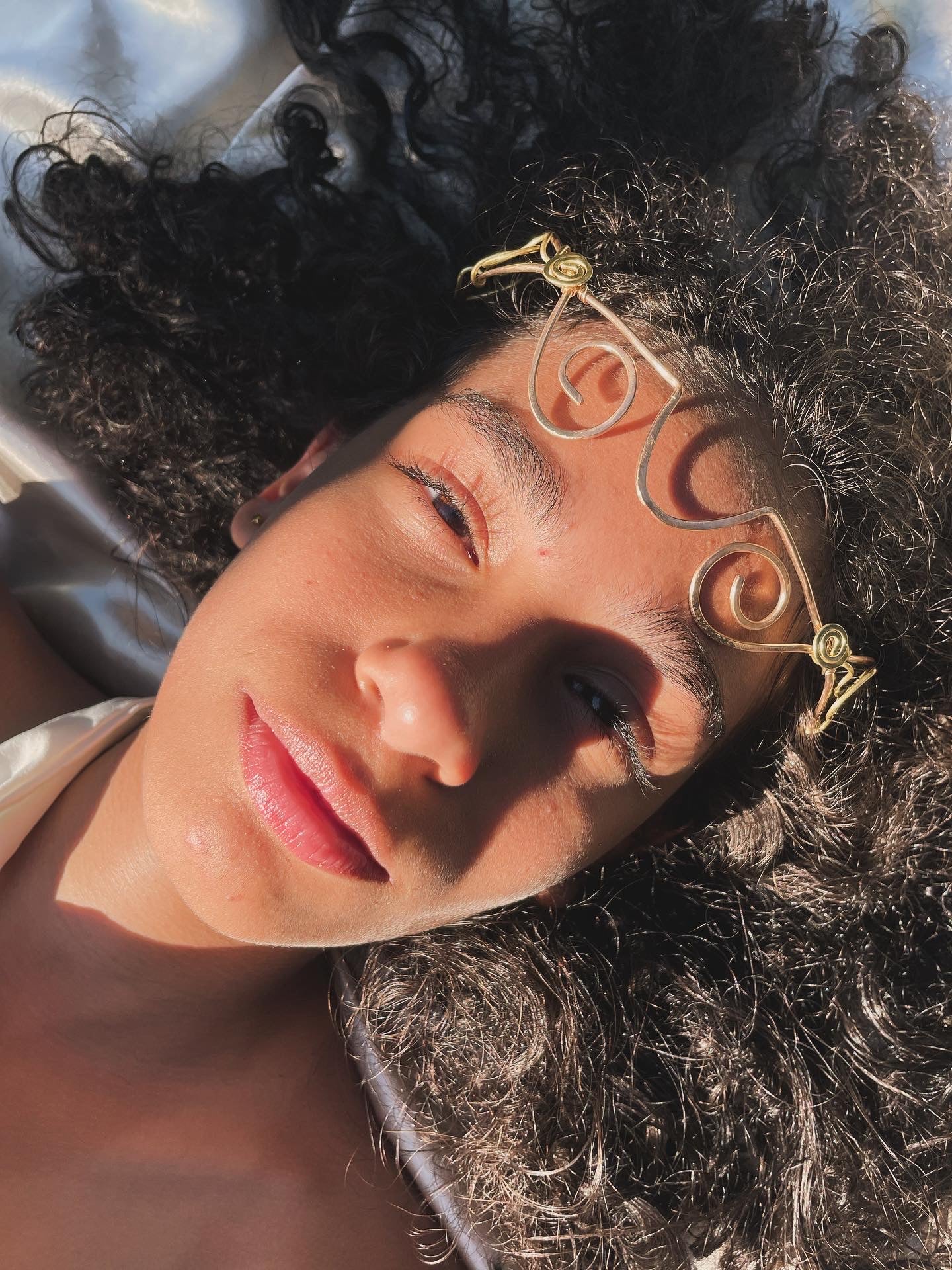 Bronce and brass headpiece, tocado de bronce y brass