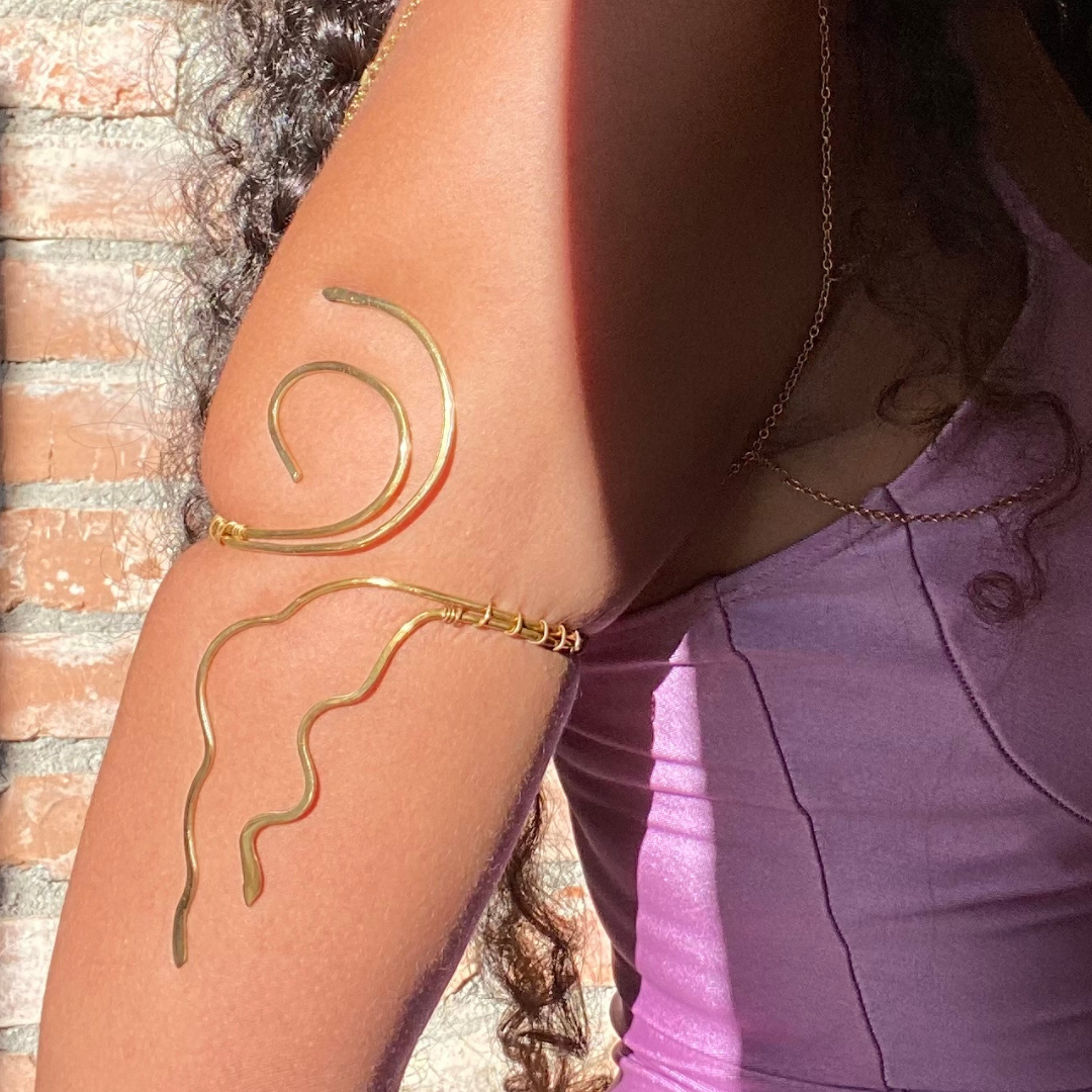 Arm cuff zigzag, armcuff alambrado, brass pulido