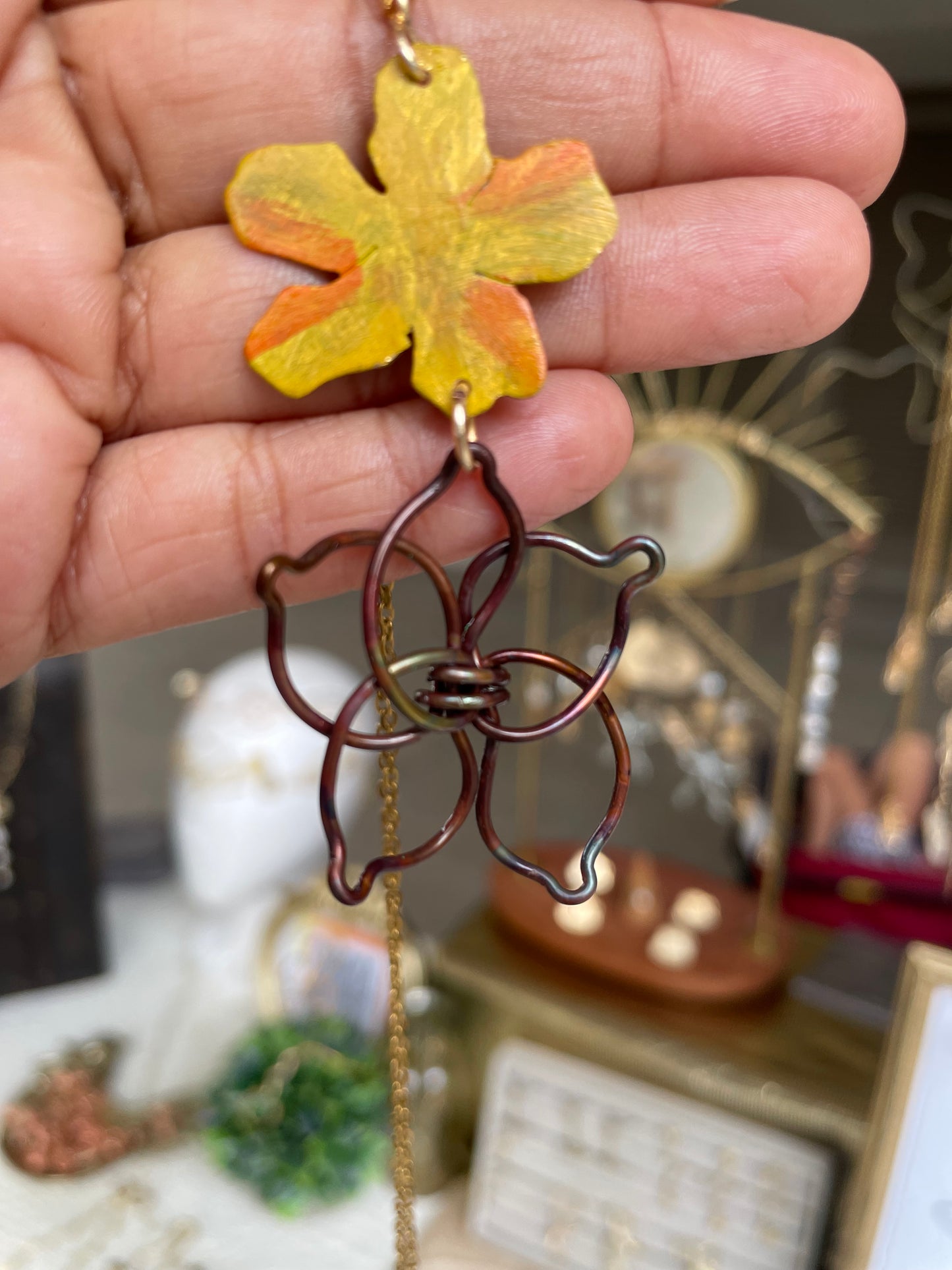 Cadena de flores pintada con acrilico y calor. Flower painted necklace.