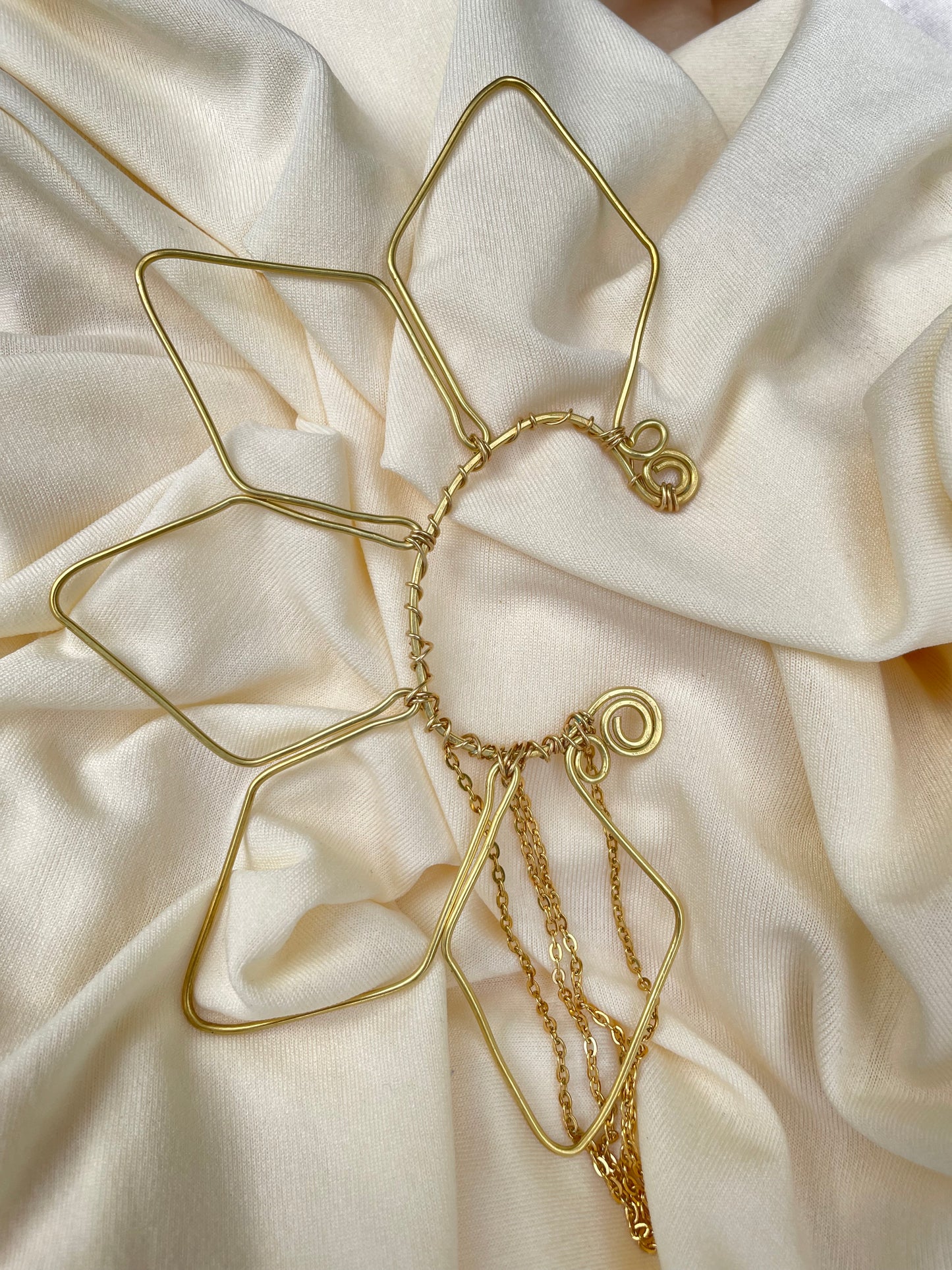 Brass earcuff, solitaria de brass, earcuff flor grande