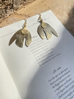 Aretes colgantes de flor