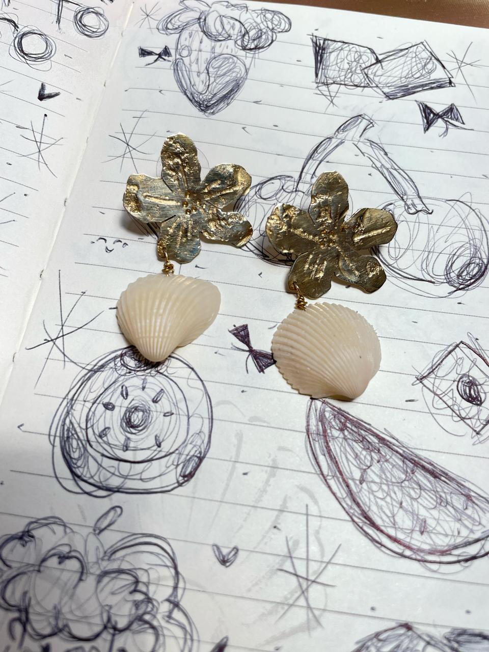 Aretes flor de maga, perla, concha natural