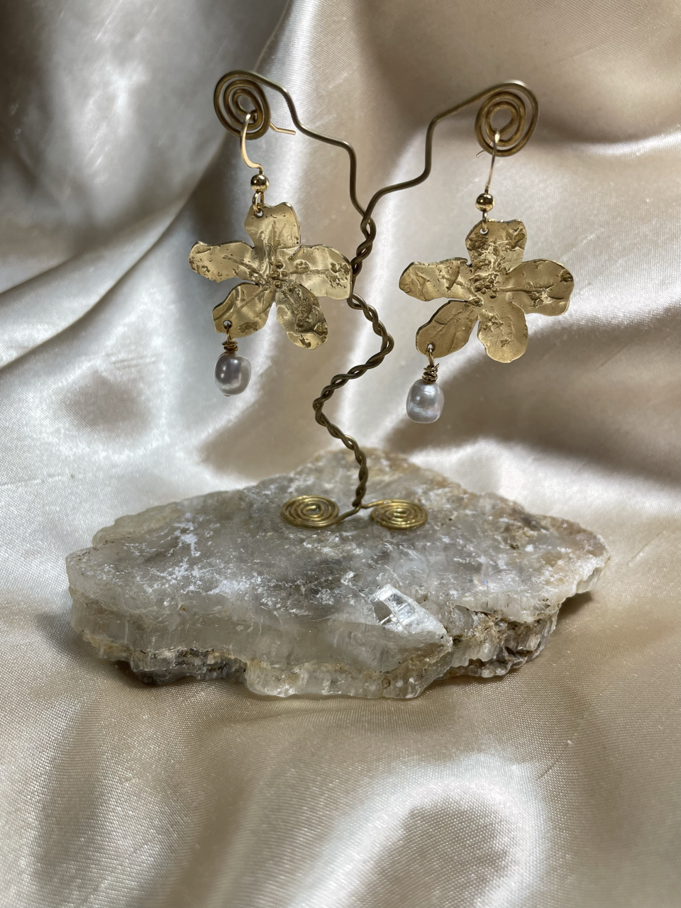 Aretes flor de maga, perla, concha natural
