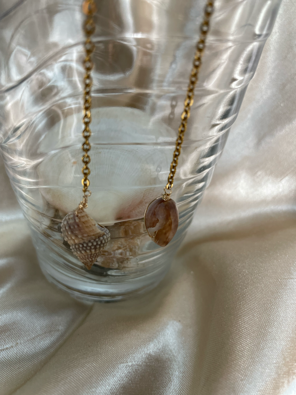 Aretes sol artesanales dorados con perla y concha