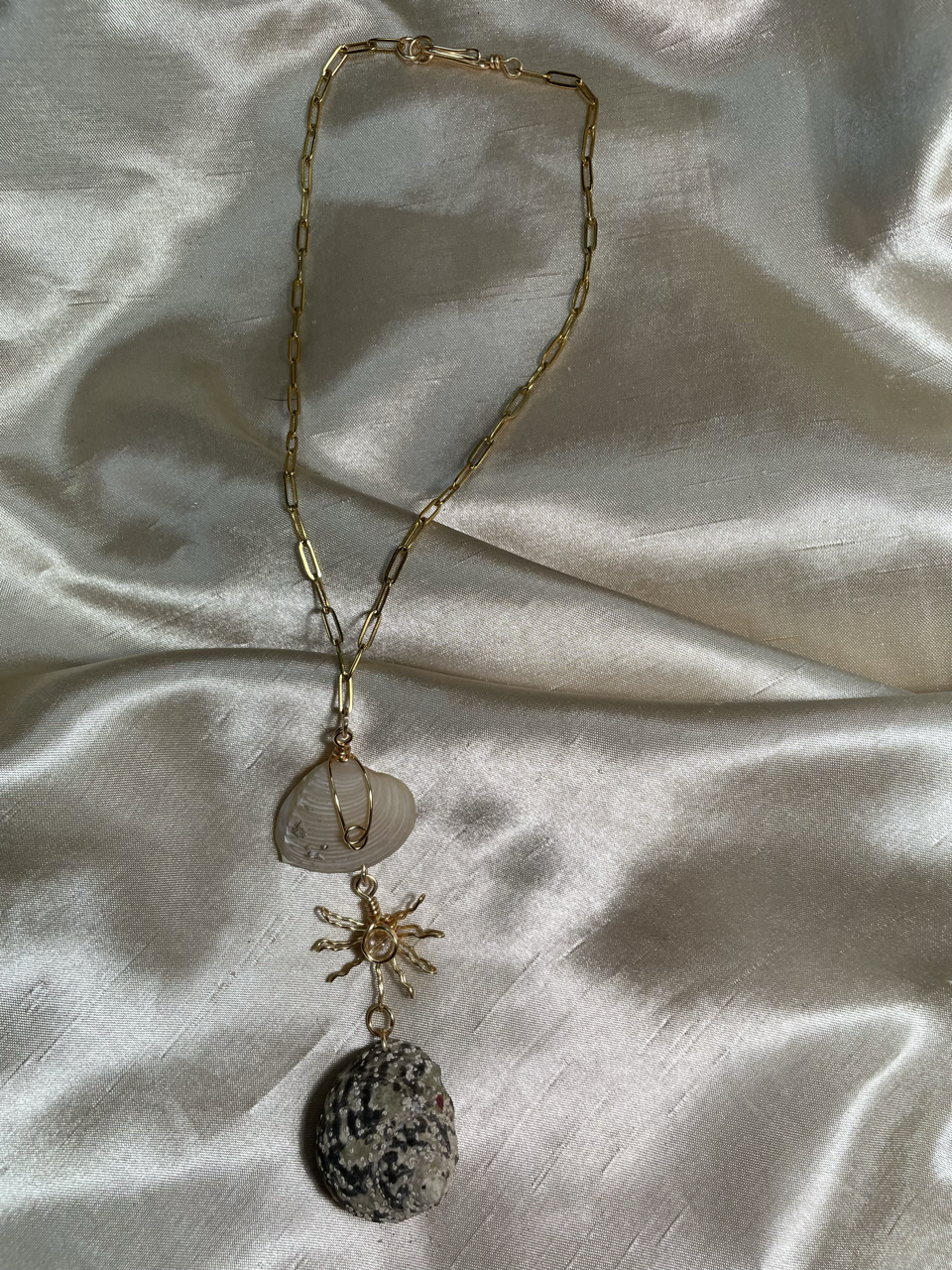 Cadena de caracoles y sol
