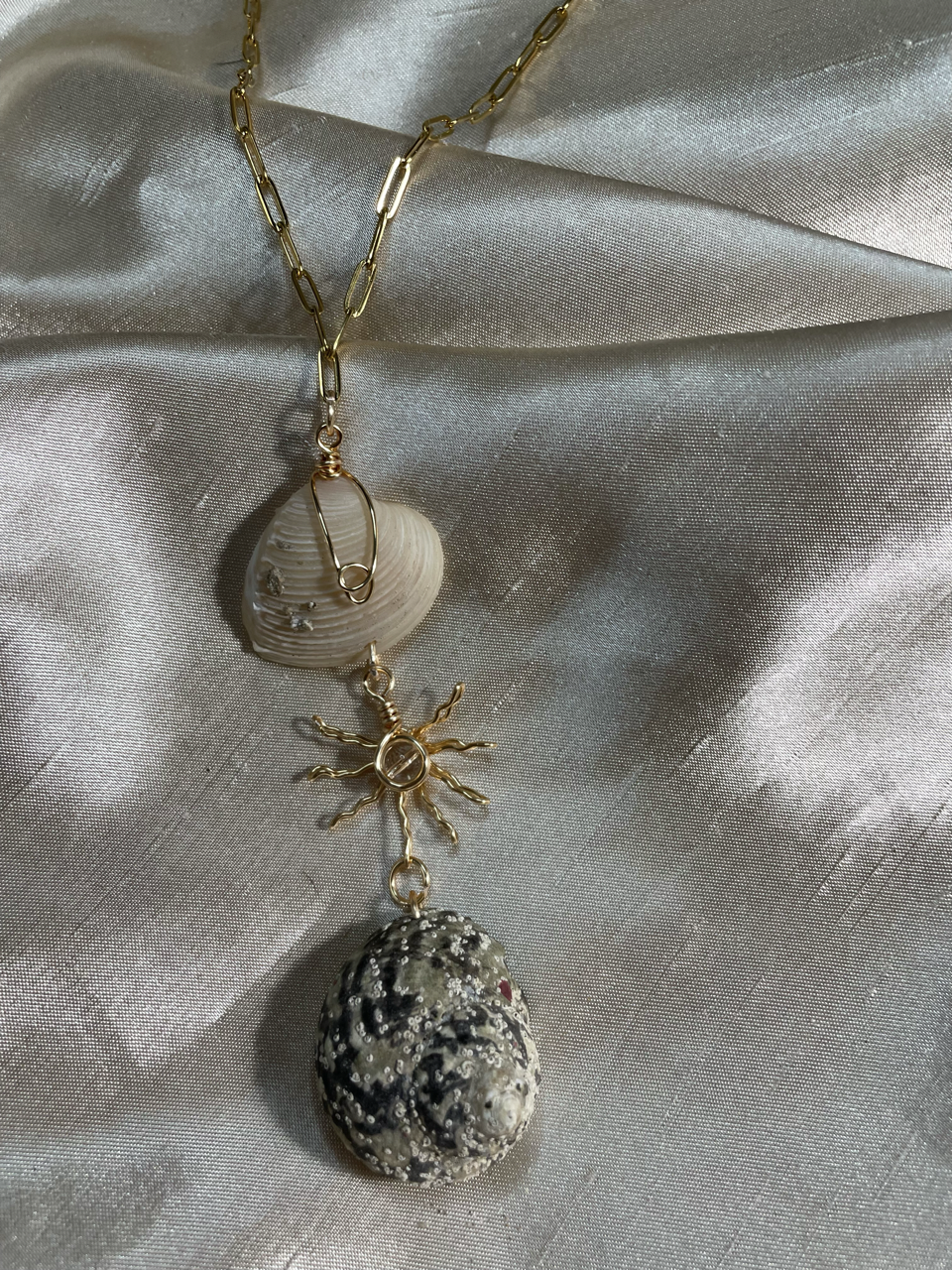 Cadena de caracoles y sol
