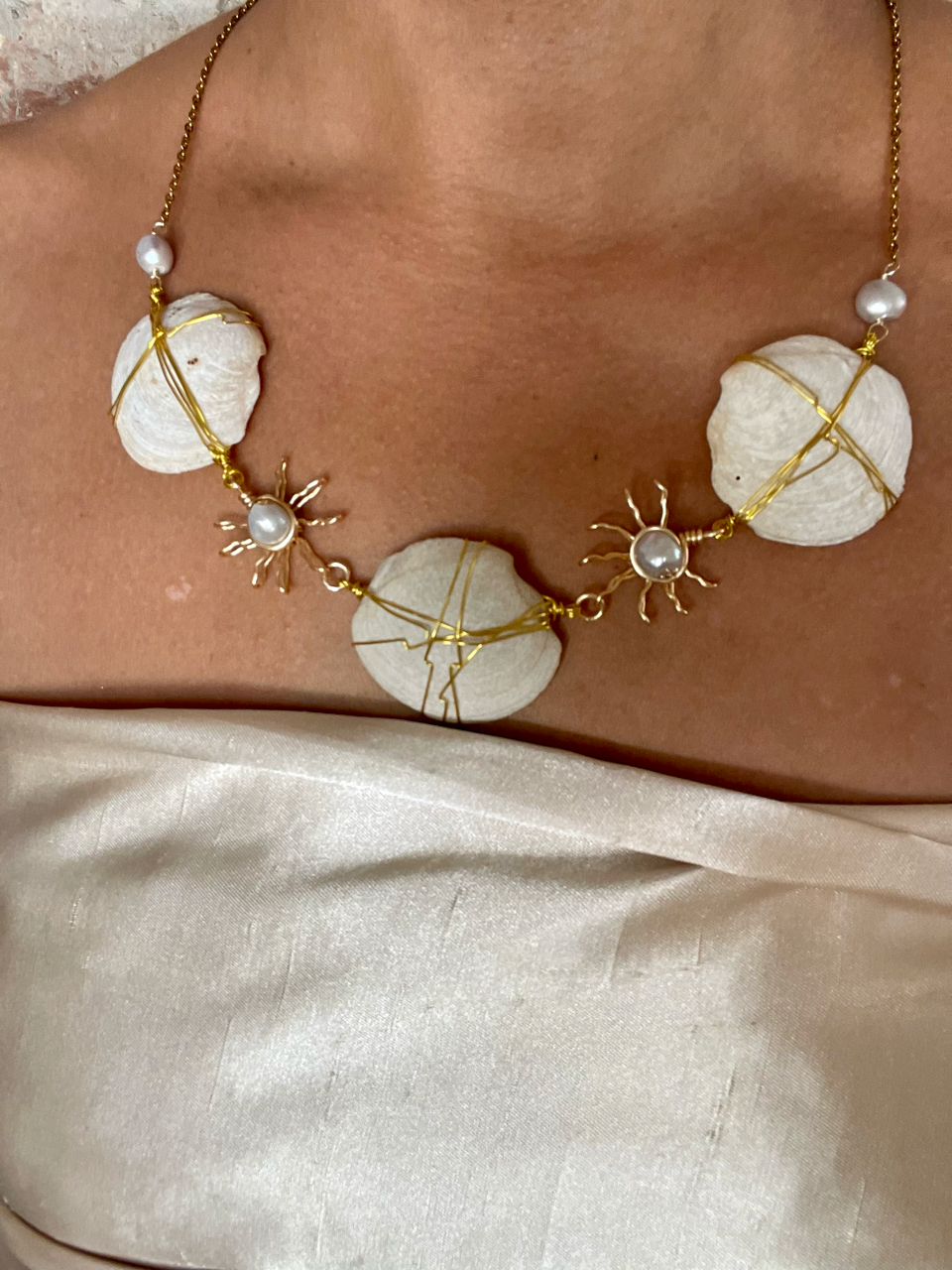 Cadena de tres conchas y perlas