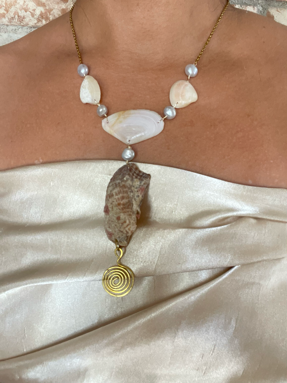 Collar artesanal de conchas y perlas