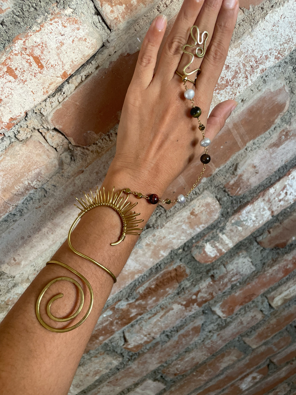Brazalete conectado con anillo – brass y ojo de tigre
