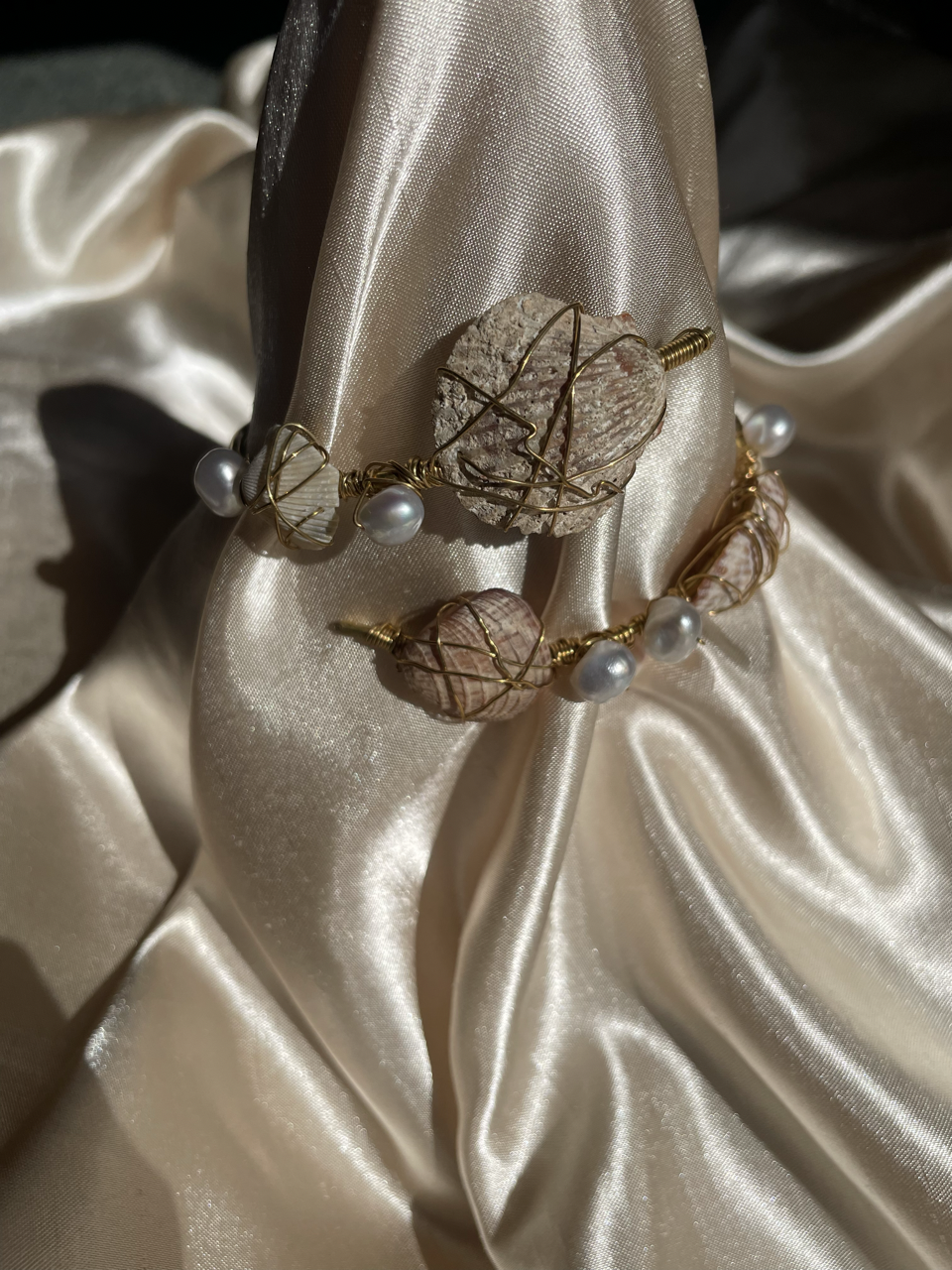 Arm cuff de brass amarillo con conchas naturales