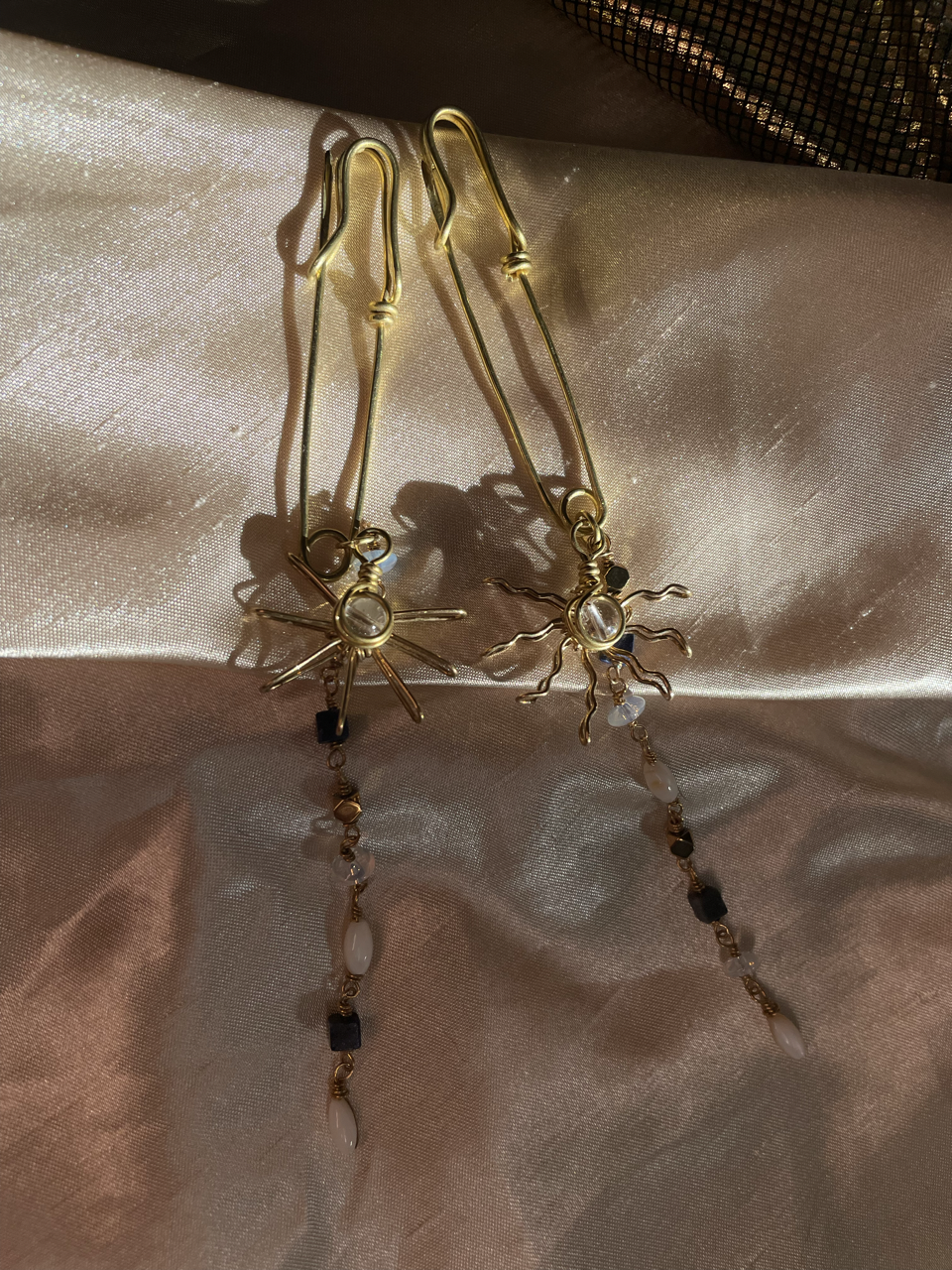 Pin tipo paperclip en brass con piedras naturales