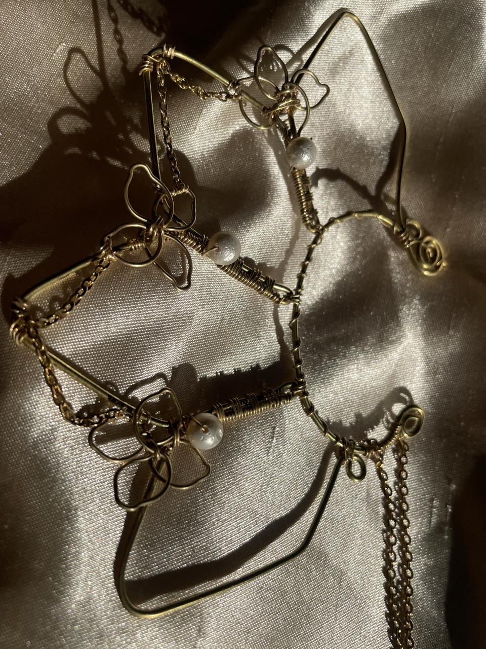 Earcuff de brass amarillo con perla nácar y cadena dorada