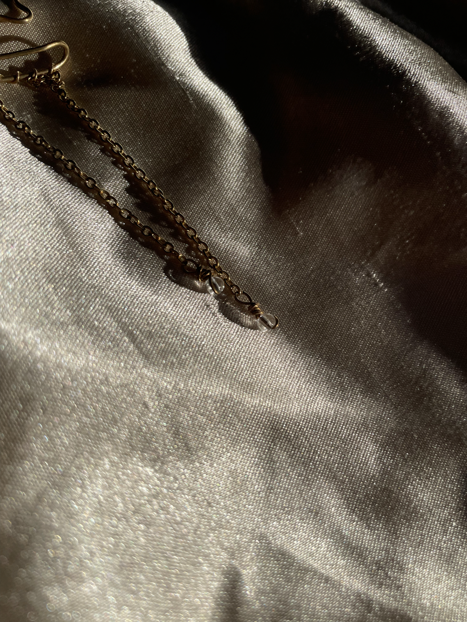 Earcuff de brass rojo inspirado en vejigantes