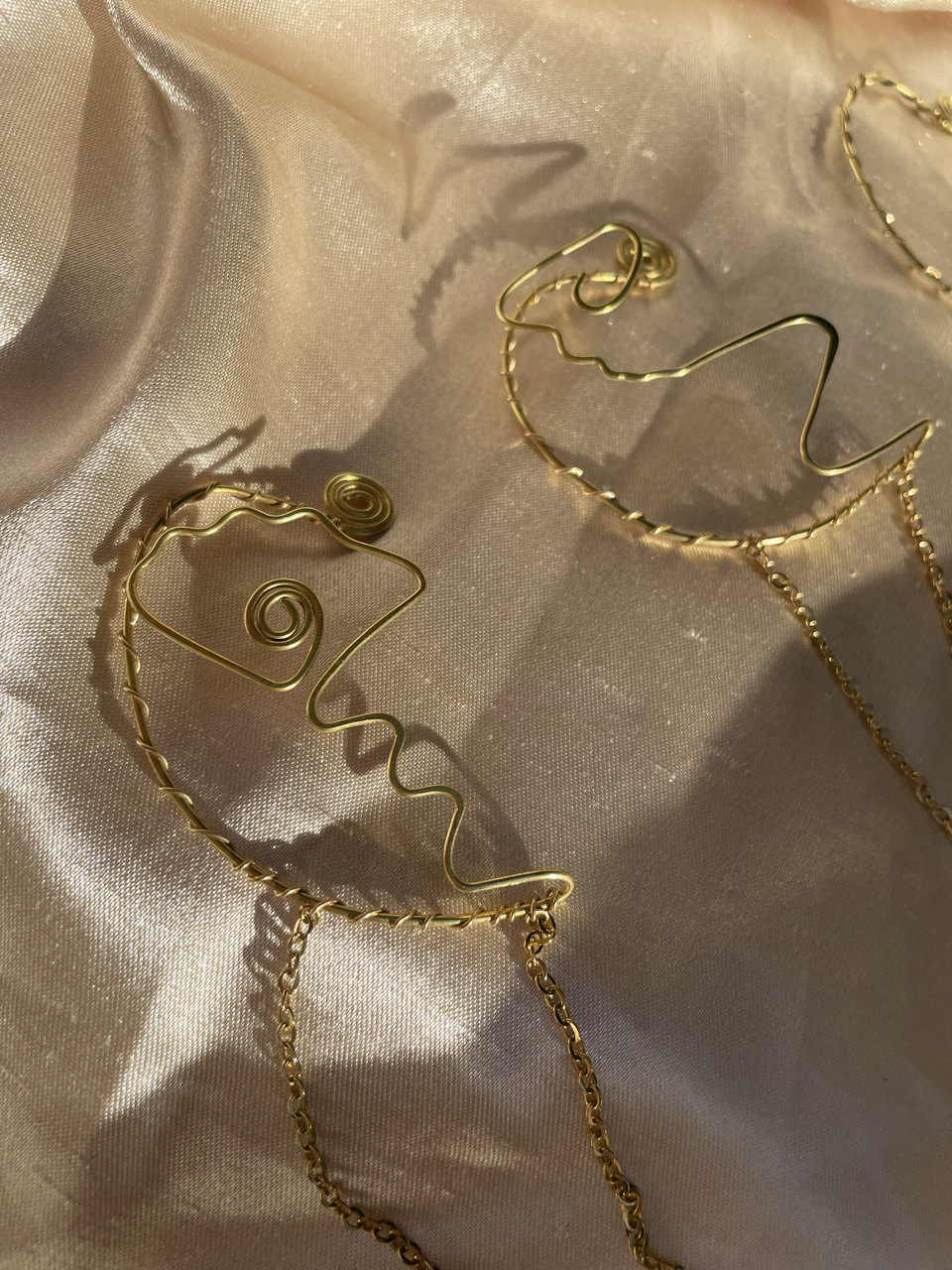 Earcuff abstracto en dorado con cadena decorativa