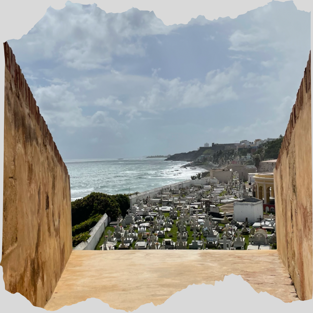 joyeria artesanal, vista desde el morro en el viejo san juan de puerto rico. Se puede osbservar el cementerio nacional y el oceano atlantico