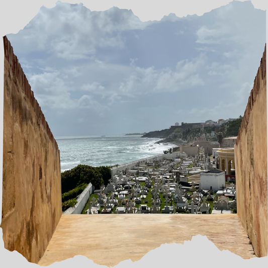 joyeria artesanal, vista desde el morro en el viejo san juan de puerto rico. Se puede osbservar el cementerio nacional y el oceano atlantico