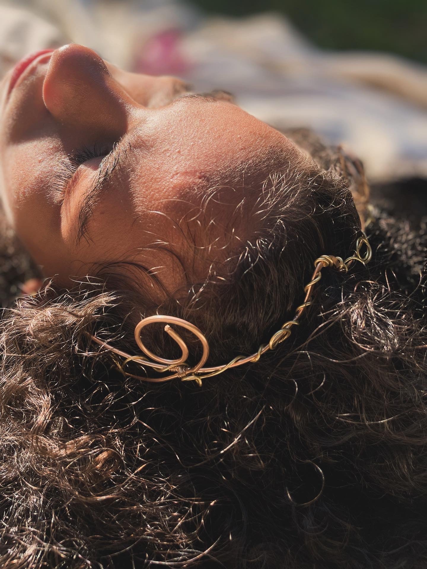 Bronce and yellow brass headpiece. Tocado de bronce y brass amarillo.