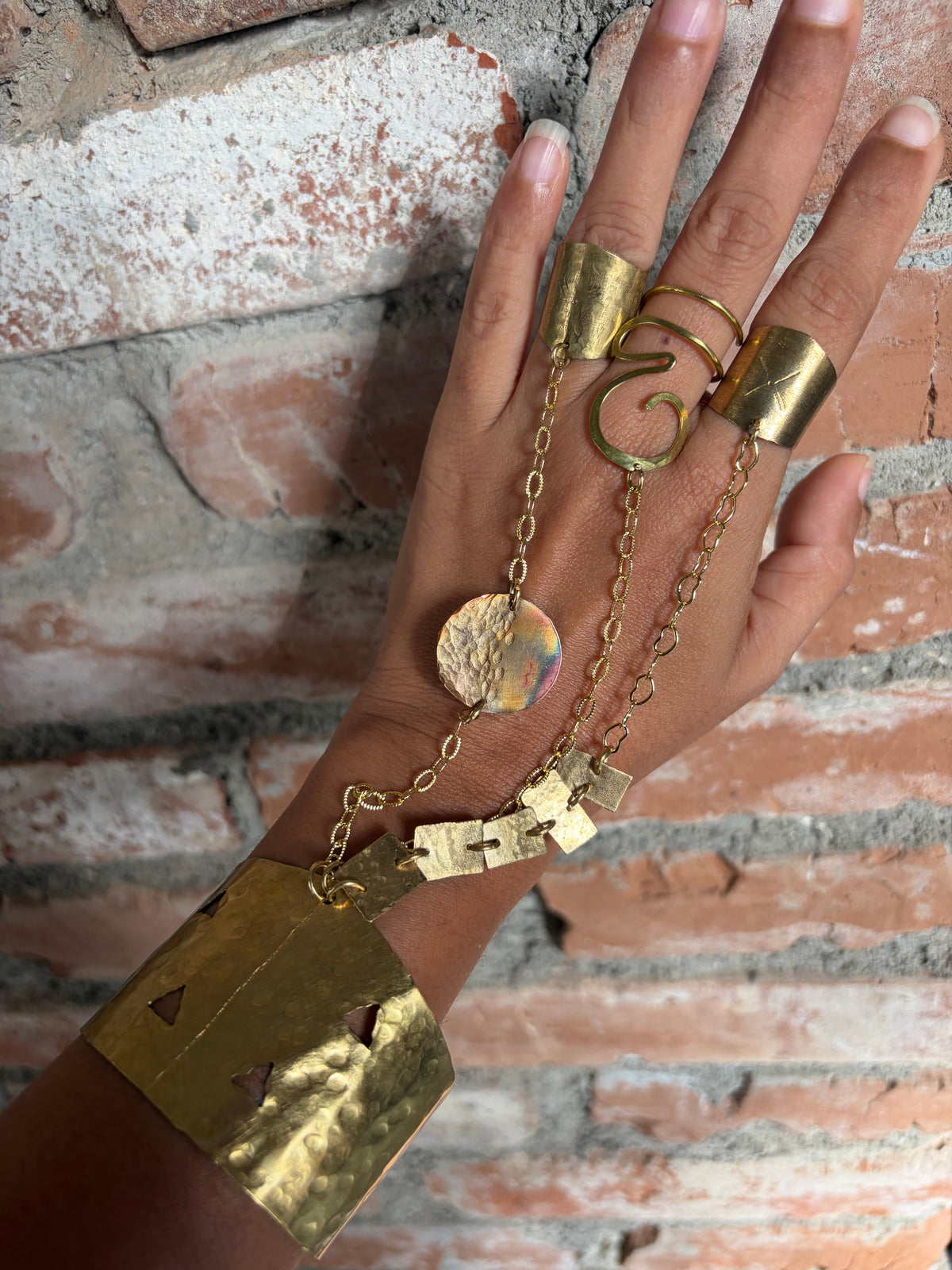 Hand chain escultórico