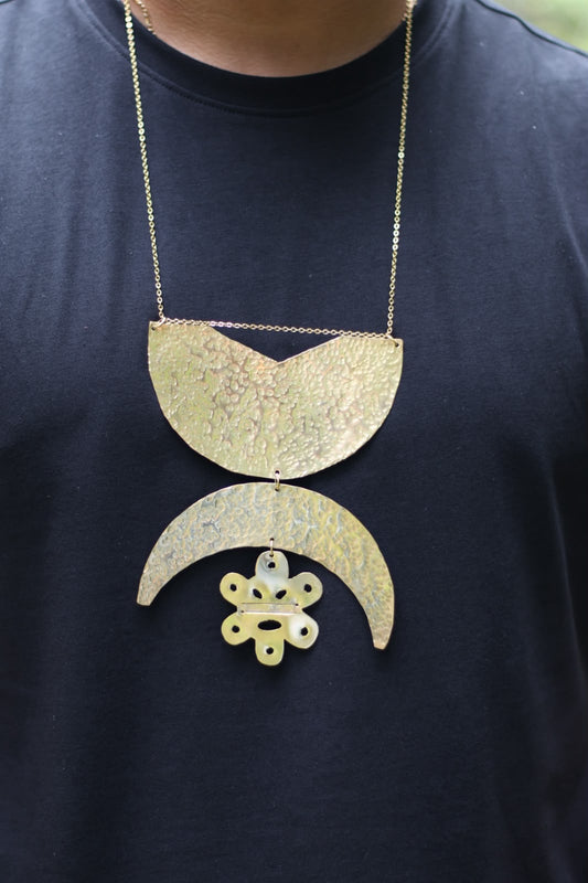 Collar escultorico de placas caladas /  brass