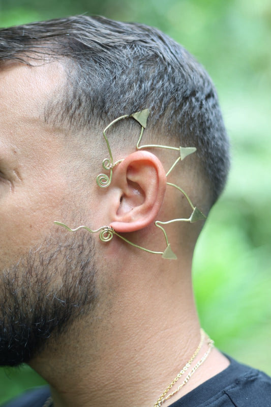 Earcuff escultórico de alambrismo
