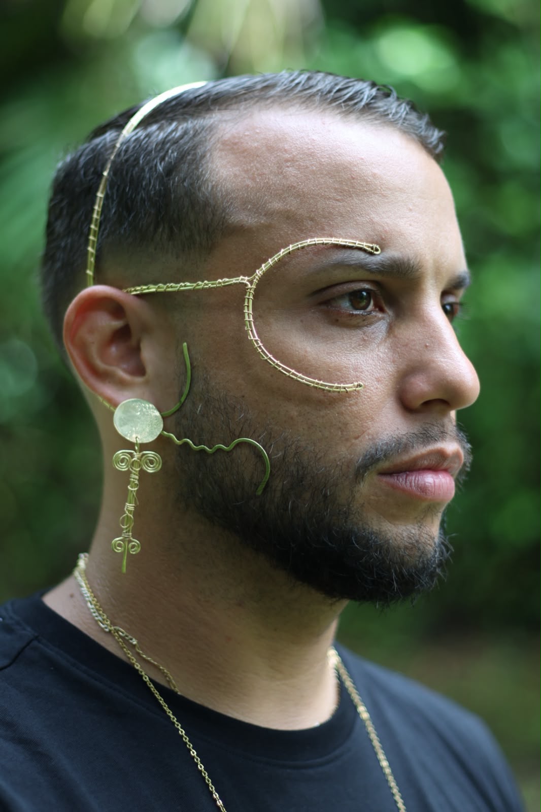 Face chain escultórica de alambrismo