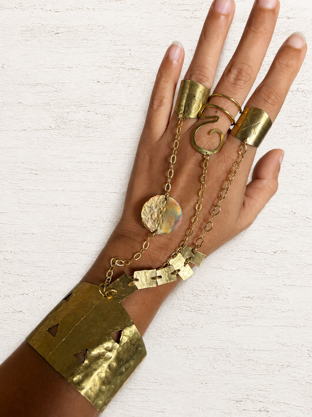Hand chain escultórico