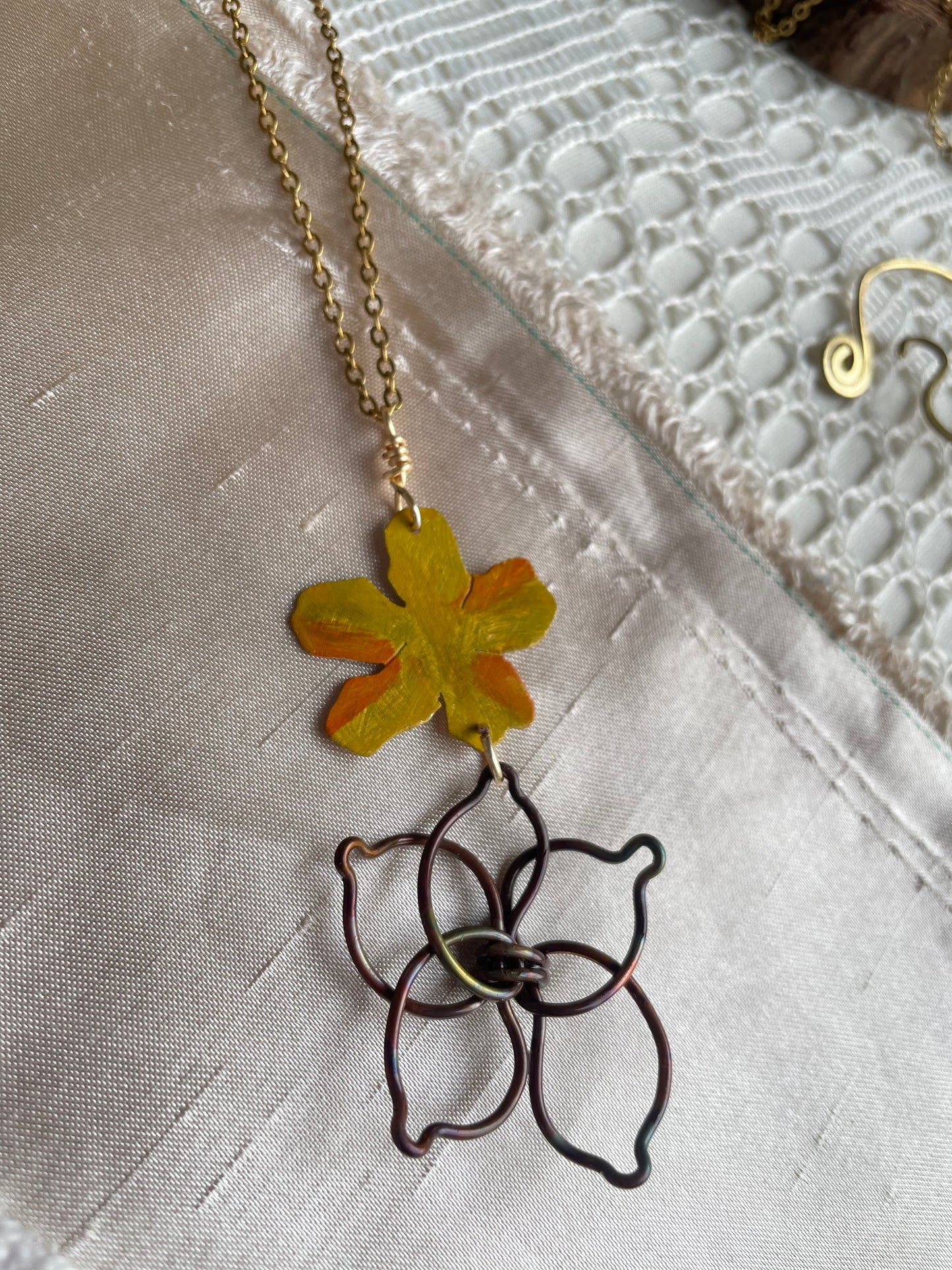 Cadena de flores pintada con acrilico y calor. Flower painted necklace.