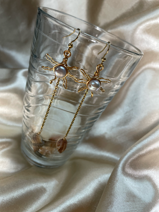 Aretes sol artesanales dorados con perla y concha