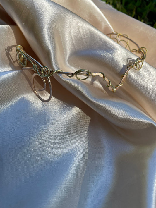 Bronce and yellow brass headpiece. Tocado de bronce y brass amarillo.