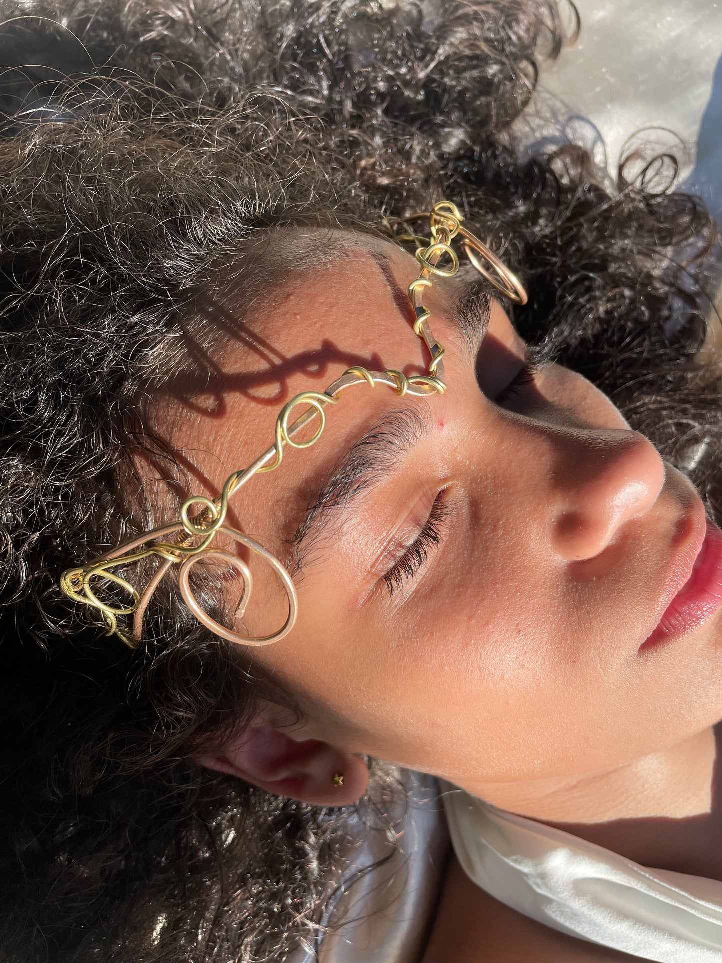 Bronce and yellow brass headpiece. Tocado de bronce y brass amarillo.
