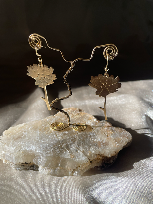 Aretes colgantes florales en brass