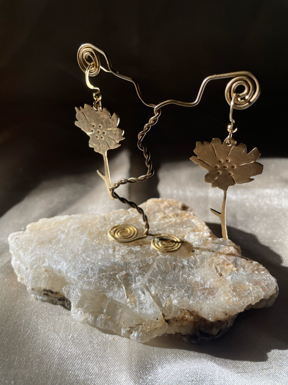 Aretes colgantes florales en brass