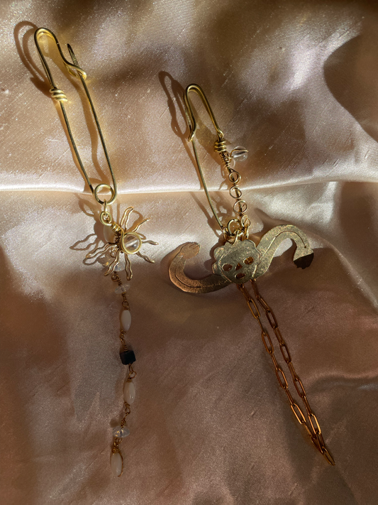 Pin tipo paperclip en brass con piedras naturales