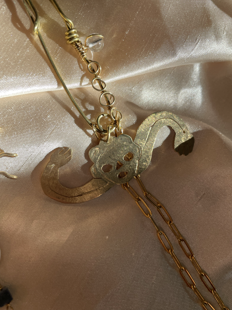 Pin tipo paperclip en brass con piedras naturales