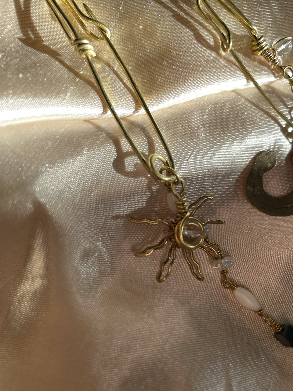 Pin tipo paperclip en brass con piedras naturales