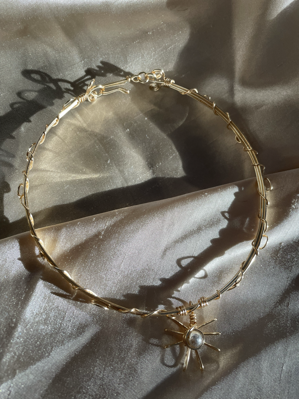 Choker artesanal con sol alambrado y perla nácar