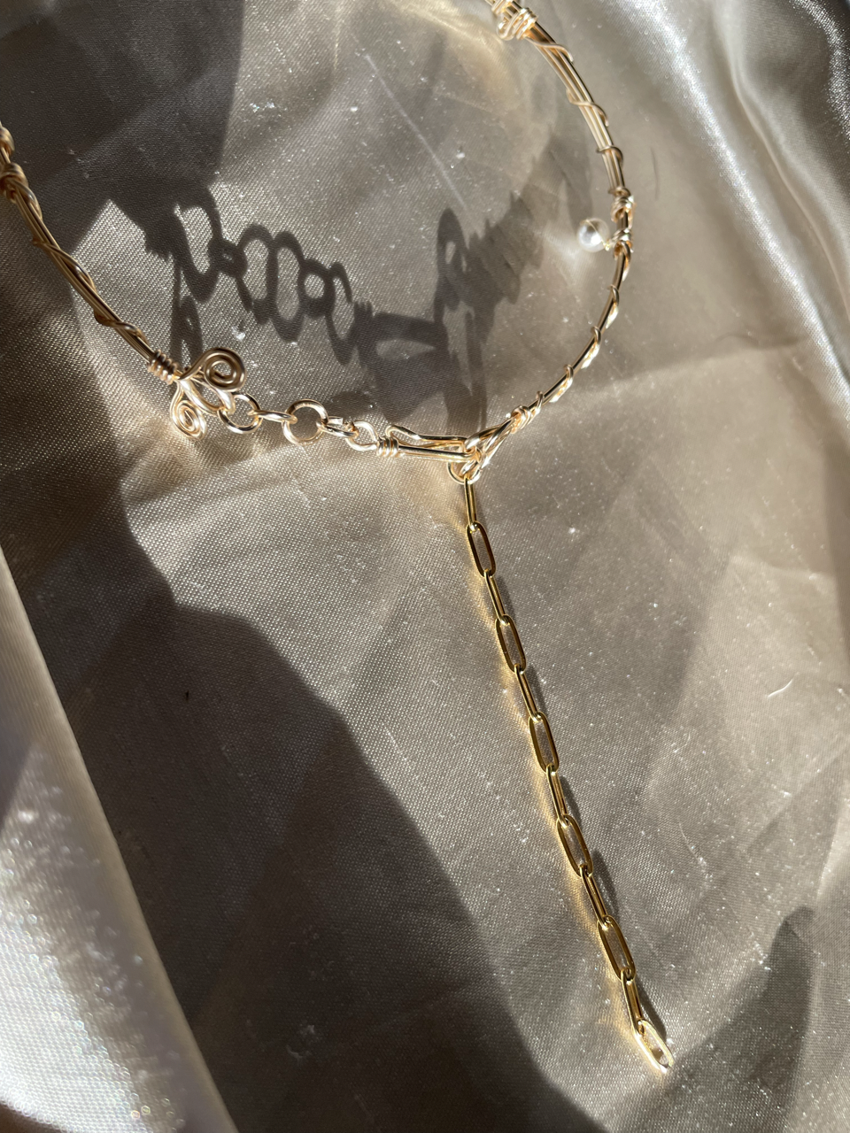 Choker artesanal con perla nácar y extensor dorado