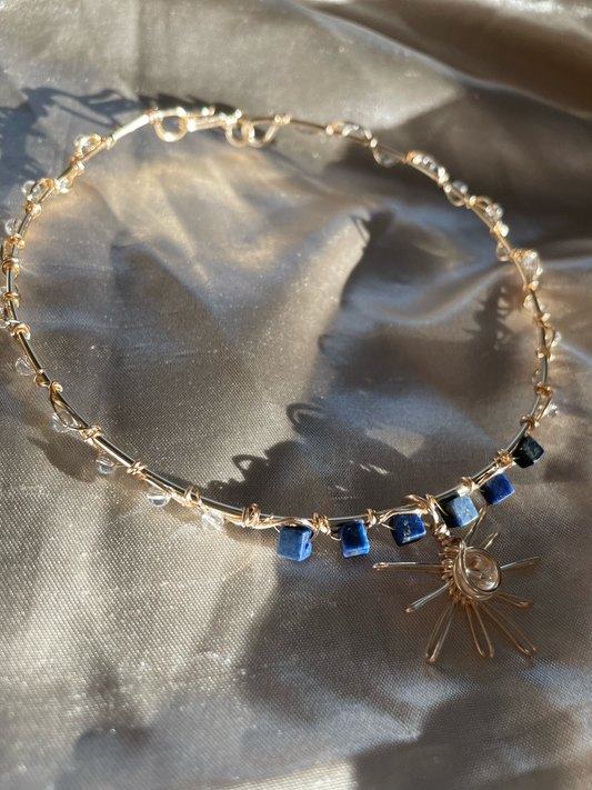 Choker artesanal con sol alambrado, cuarzo y lapislázuli