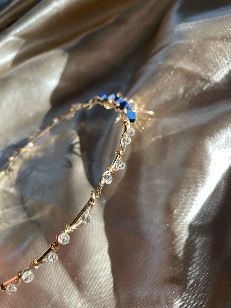 Choker artesanal con sol alambrado, cuarzo y lapislázuli