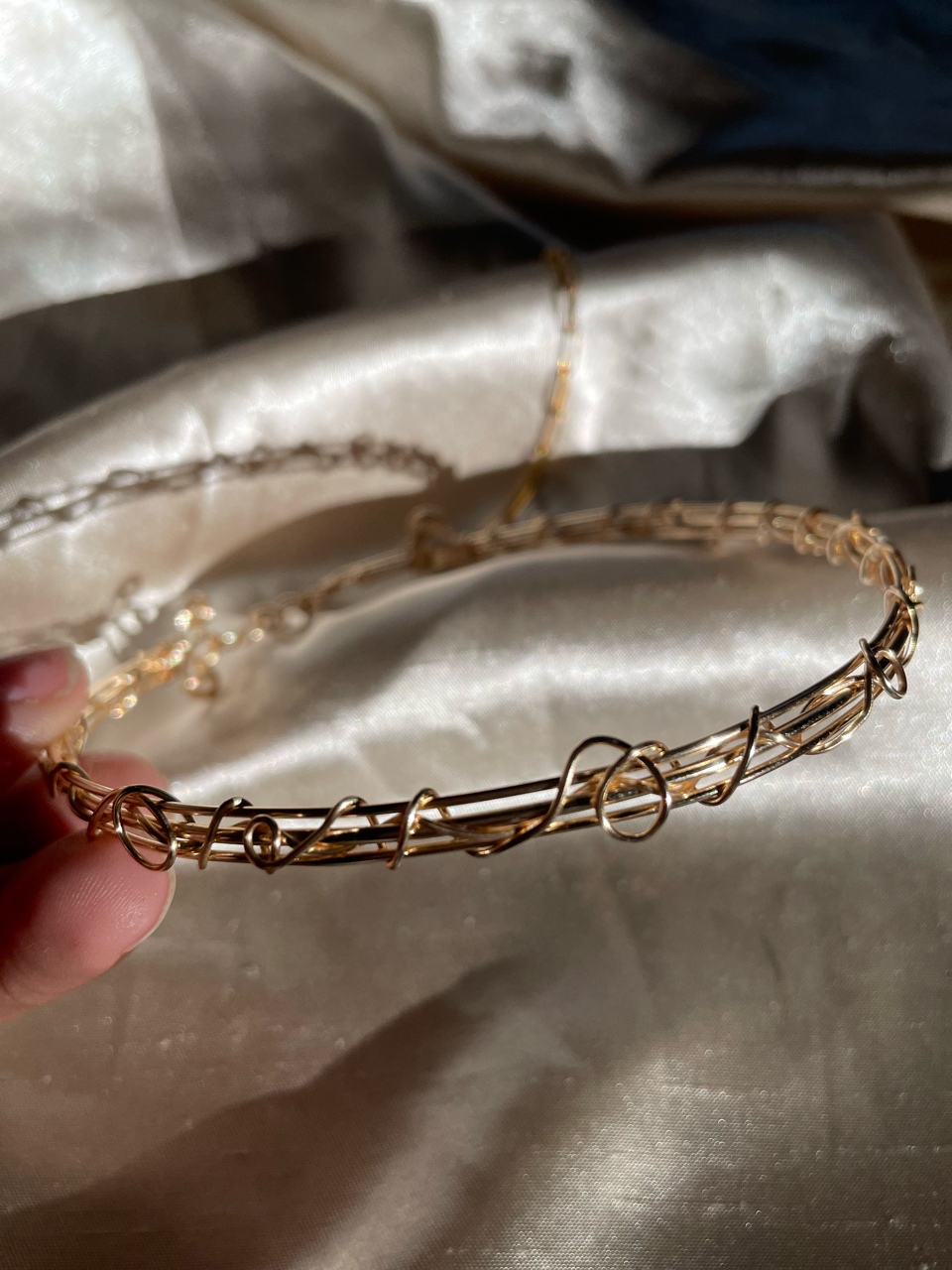 Choker alambrado dorado de lazos y espirales