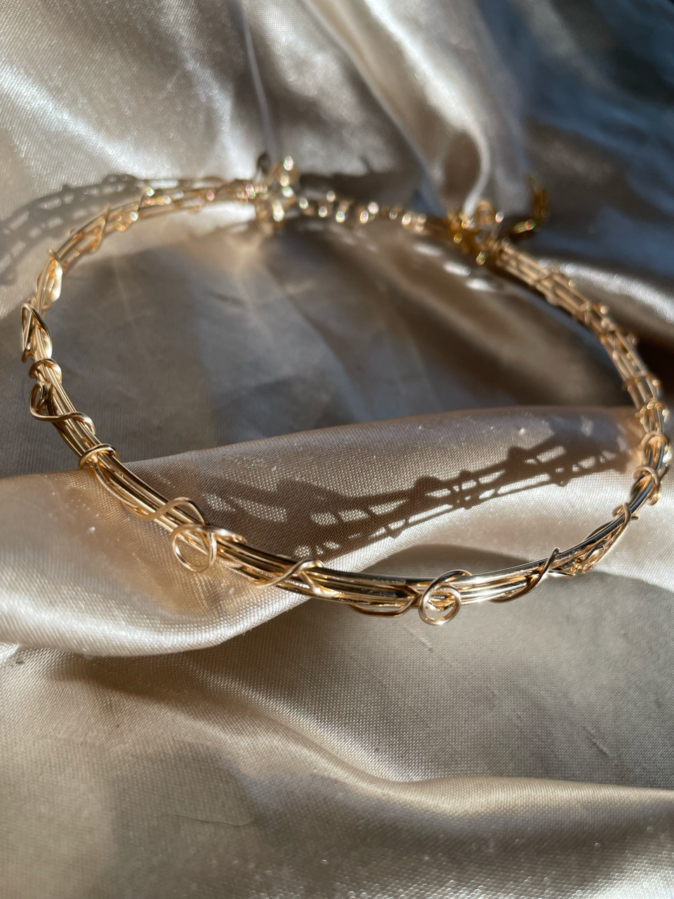 Choker alambrado dorado de lazos y espirales