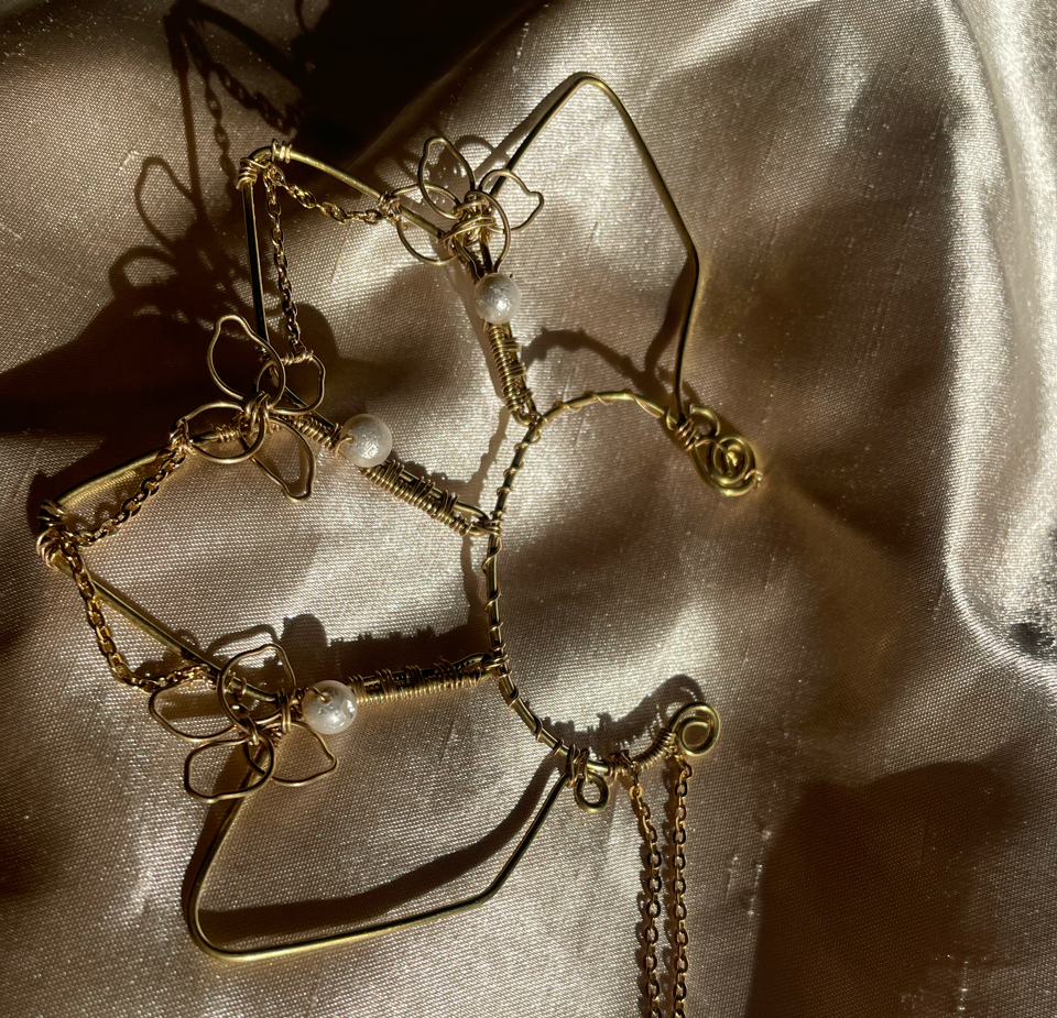 Earcuff de brass amarillo con perla nácar y cadena dorada