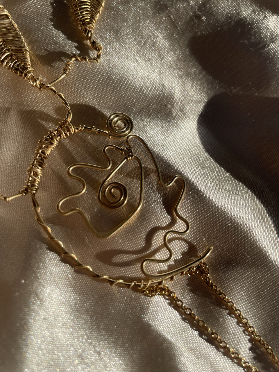 Earcuff de brass rojo inspirado en vejigantes