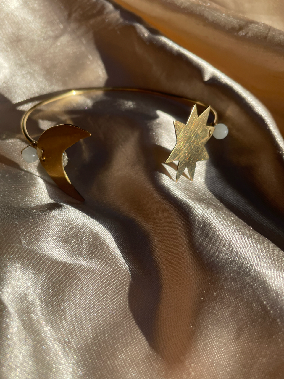 Armcuff lunar en dorado con perlas