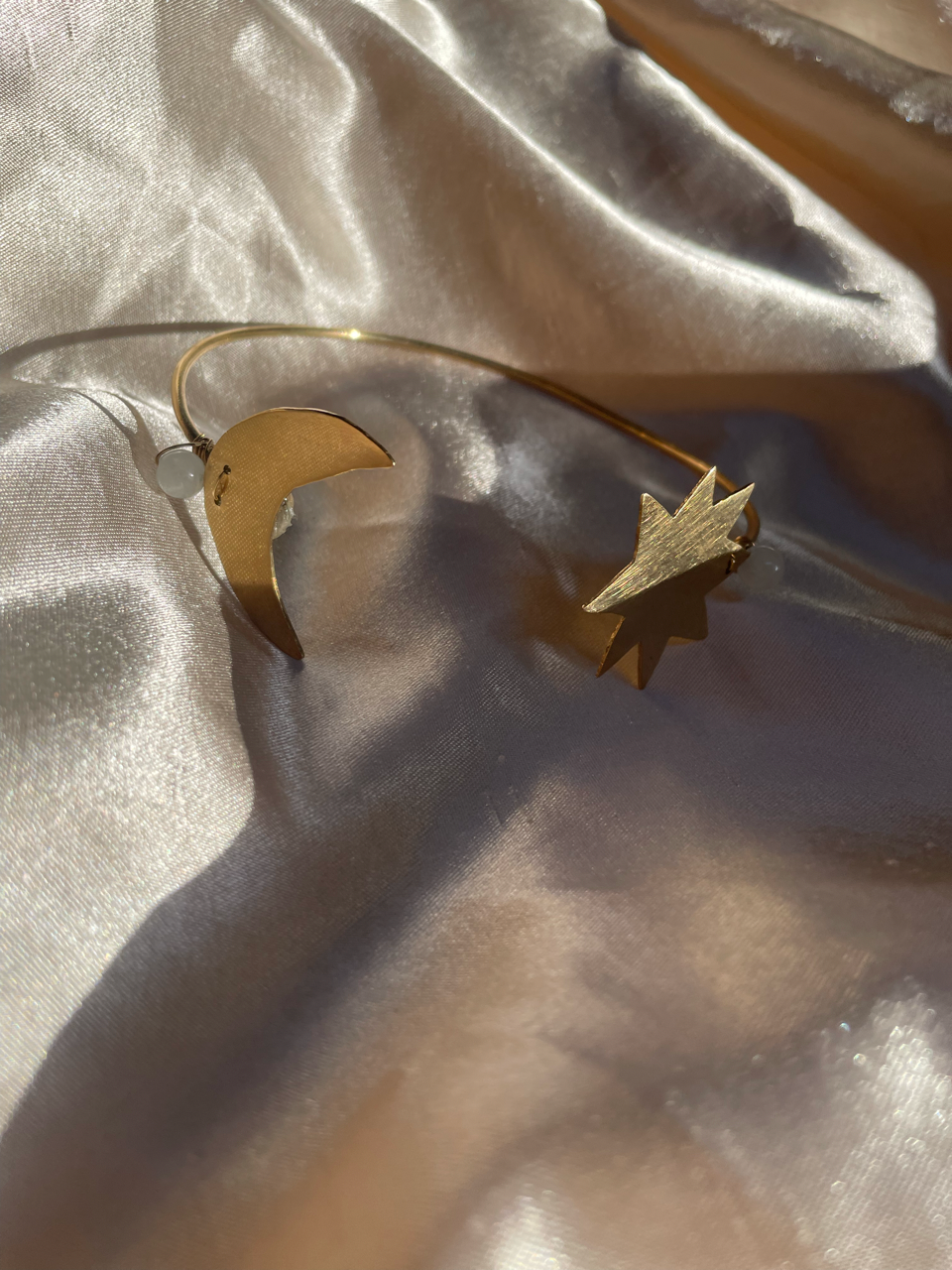 Armcuff lunar en dorado con perlas