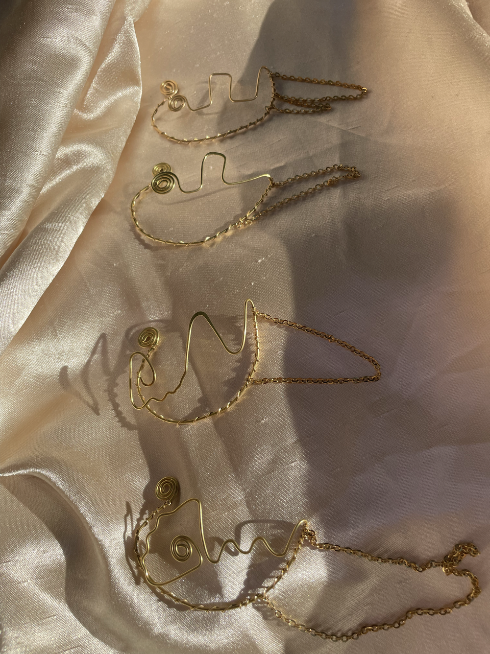 Earcuff abstracto en dorado con cadena decorativa