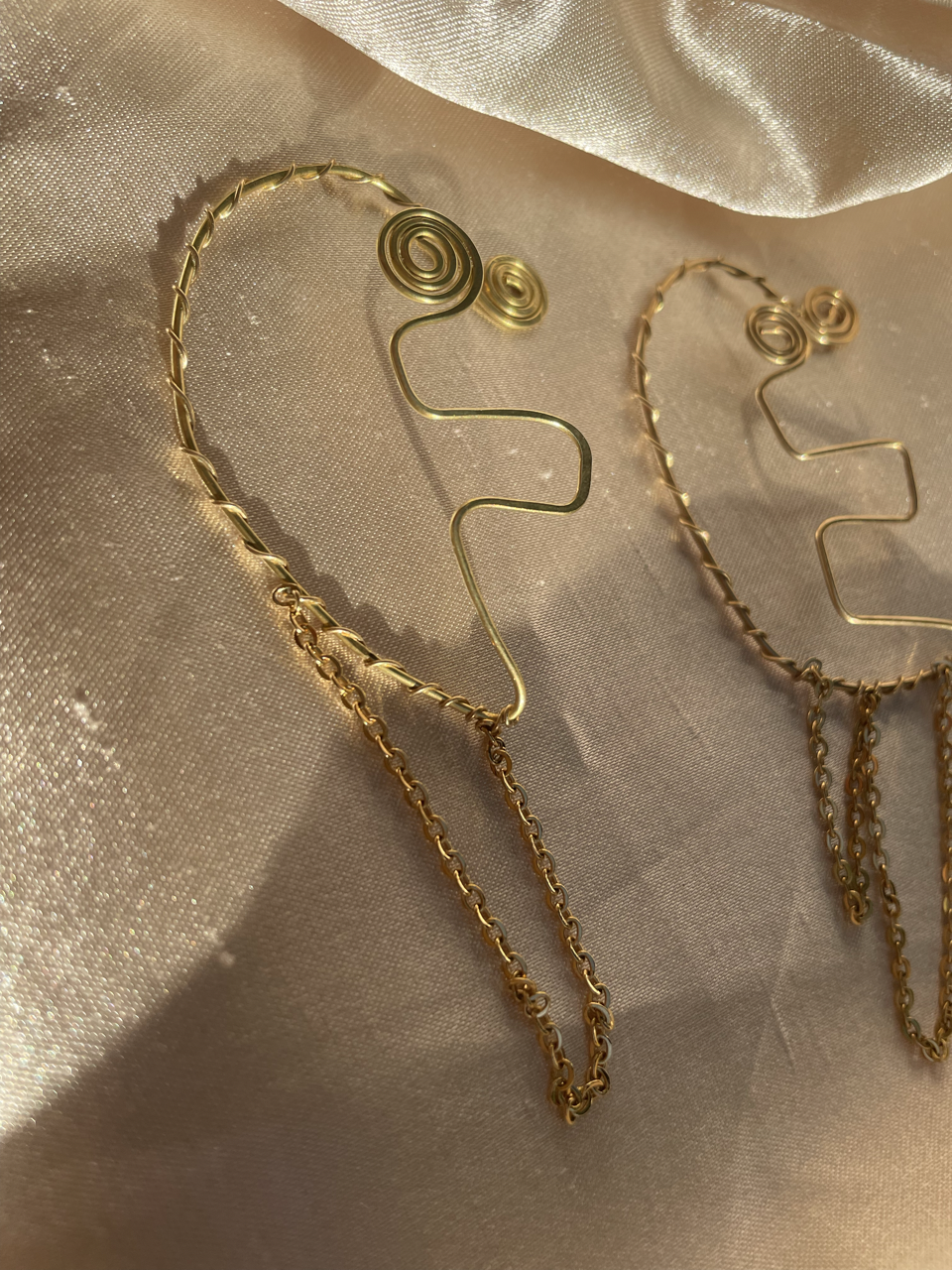 Earcuff abstracto en dorado con cadena decorativa