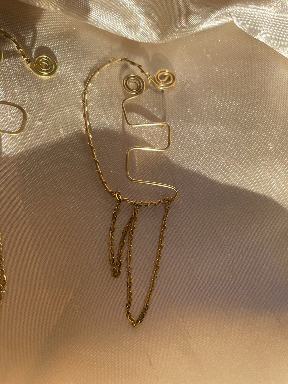 Earcuff abstracto en dorado con cadena decorativa