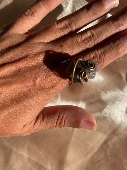 Sortija de piedra volcánica y brass vintage